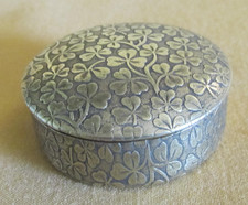 Ancienne boite à poudre poudrier miroir laiton repoussé à décor de trèfle