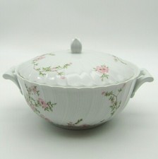 Limoges. Bernardaud. Légumier en porcelaine décor fleurs modèle Amandine