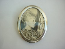 Ancien cadre porte photo , médaillon ovale en bronze argenté , SGDG  .