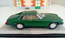 Maquette de Jaguar XJ-5 monté dans boîte plexi décor 1/43e