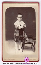 ENFANT EN POSE AVEC UNE