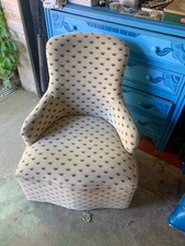 Fauteuil style crapaud beige avec motif Rolex