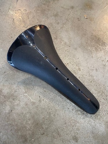 Kuwahara plastique selle old