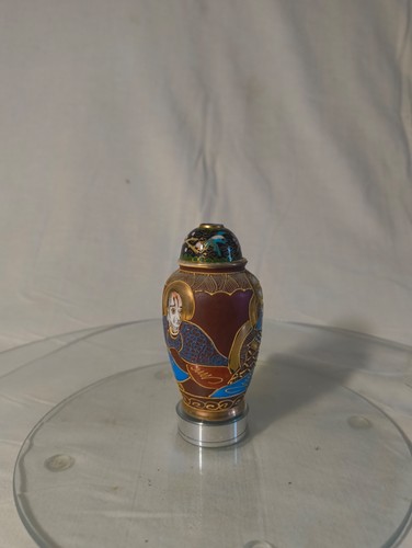 Ancien petit pot - petit, couvert
