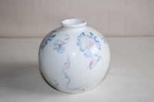 Petit vase boule en porcelaine