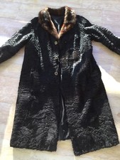MAGNIFIQUE MANTEAU EN ASTRAKAN NOIR, COL VISON CLAIR D'ÉLEVAGE, TAILLE 42-44