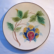 Assiette barbotine Art Déco: Fleur exotique avec feuillage