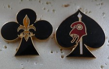 LOT 2 PIN'S TREFLE PIQUE FLEUR LYS BONNET PHRYGIEN EGF