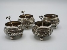 SUITE DE 4 SALERONS TRIPODE EN ARGENT MASSIF AVEC PELLES A SEL