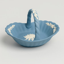 Panier Wedgwood Jasperware bleu – Bas-reliefs blancs – Porcelaine anglaise