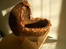 Très beau  ancien et rare berceau  de poupée à bascule  en osier tressé 