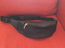 SAC BANANE LACOSTE VINTAGE   VINYL BLEU MARINE  .(T/ D)