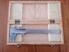 Pied à coulisse avec sa