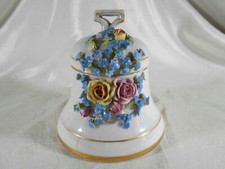 MAGNIFIQUE BOITE A BIJOUX EN FORME DE CLOCHE EN PORCELAINE ALLEMANDE SIGNEE