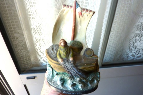 Ancienne terre cuite pecheur