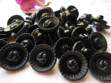 Lot 6 boutons anciens en verre