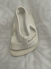 Une chaussure blanche poupée - une,