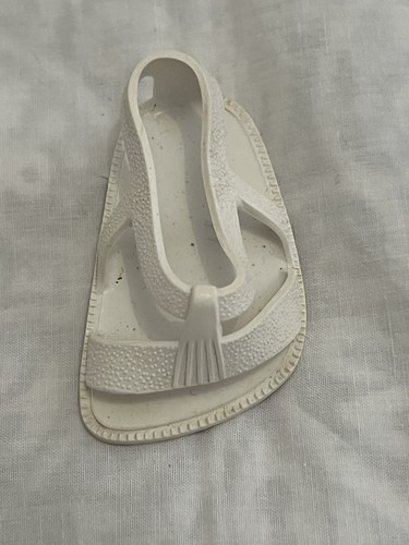 Une chaussure blanche poupée - une,