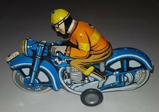 Ancienne moto en tôle à