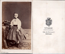 Léon, Roubaix, Petite fille en chemisier blanc et jupe écossaise, circa 1870 CDV