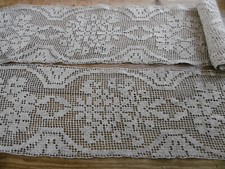 Large bande de filet brodé -