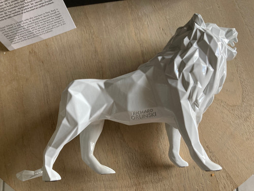 Sculture lion blanc - -,