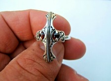 ancienne bague de créateur argent poinçon Minerve lame acier 2 rubis ou grenat 