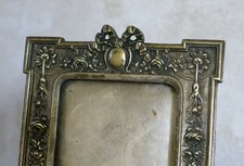 CADRE en BRONZE, à décor de