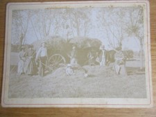 PHOTO ALBUMINE 1880 FENAISON AGRICULTEUR PAYSANS & BOURGEOIS CHARETTE FOIN 