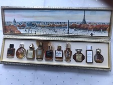 **tres  rare et ancien coffret contenant 10 miniatures de parfum **