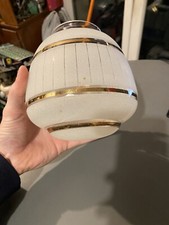 Suspension globe Vintage années 50 60 verre givré blanc et filets dorés lampe