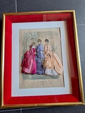 GRAVURE DE MODE HABILLÉE, GRAND FORMAT, LA FAMILLE, COFFRET VITRÉ,  CADRE DORÉ 
