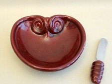 Coupelle beurrier + couteau à beurre en barbotine bordeaux spirales