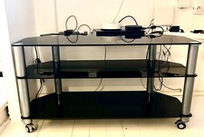 Table TV  structure acier et trois plateaux en verre noir