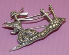 * BROCHE 1930  ART DECO  ESCARGOT CONDUIT par un CANARD ARGENT CLOUS A FACETTES 