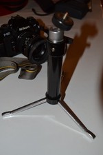 Pied photo de table très peu servi pieds rentrant transport aisé grande solidité