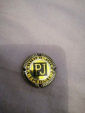 Capsule Perrier-Jouet (Initiales PJ encadrées Jaune, noir et or. Contour rayé) c