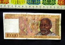( AUST 0.88  )  MADAGASCAR  banknote  , 10 000 Francs.