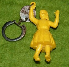 Ancien porte clés figurine petite fille chocolat Menier *6* jaune sans panneau