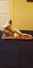 Femme nue allongée en plâtre vernissé. Années 50.