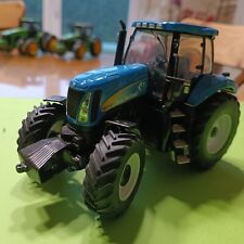 UNIVERSAL HOBBIES Tracteur 1/32 NEW HOLLAND T8040 . Sans boite. 