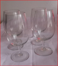 Lot de 4 verres à pied – Élégance et simplicité pour toutes les occasions