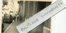 PHoto en 1955 rue ville à identifier Plaque Menuiserie Lacroix Danse Pâtisserie