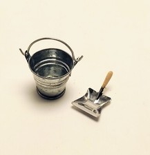 pelle et seau en métal blanc