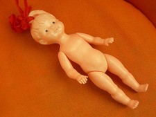 POUPEE EN PLASTIQUE DUR AVEC