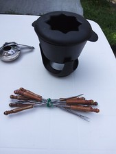 Service à fondue bourguignonne en fonte noire 6 pers./12 piques en bois vintage