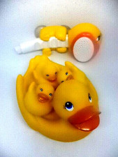 Ensemble pour le bain canard : 1 canard avec ses 3 petits + un pommeau de douche