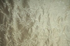 Tissu Soie brodée main pour