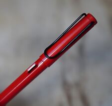 STYLO PLUME LAMY SAFARI EN RESINE ROUGE - PLUME METAL NOIRCI DE TAILLE MOYENNE