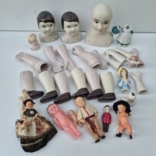 BEL ENSEMBLE DE POUPÉES, TÊTES ET ACCESSOIRES ANCIENS BISCUIT ET CELLULOID 